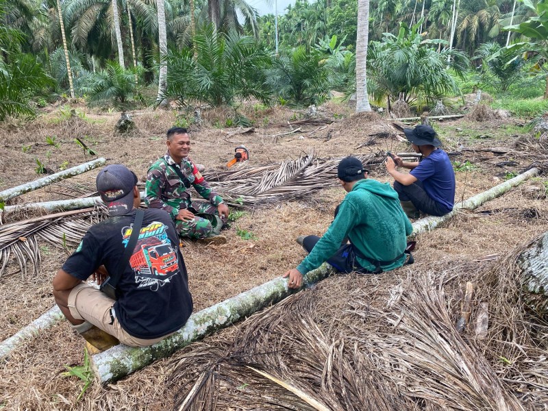 BABINSA KORAMIL 03/TPL SERTA PARDAMAEAN SIREGAR LAKSANAKAN KOMSOS BERSAMA MITRA KARIB, PERKUAT SINERGI BANGUN DESA MUMPA