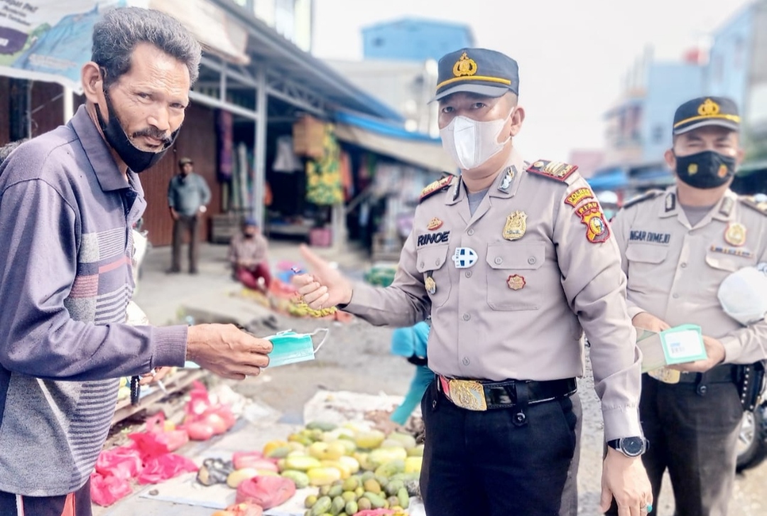Polsek Tembilahan Hulu Bersama YVB Berbagi Ribuan Masker