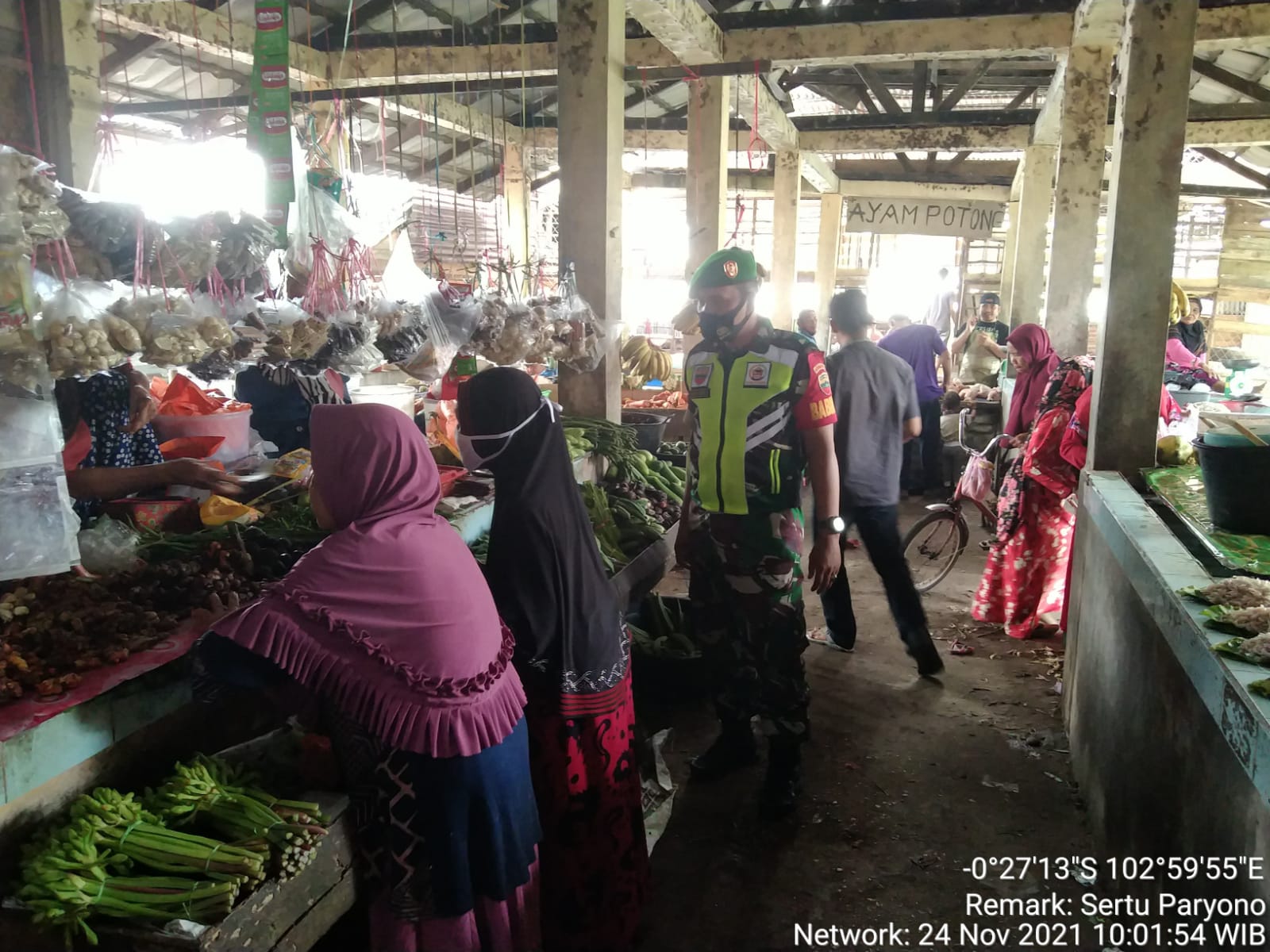 Babinsa 03/Tempuling Kembali Pantau Penerapan Prokes di Pasar Tradisional   