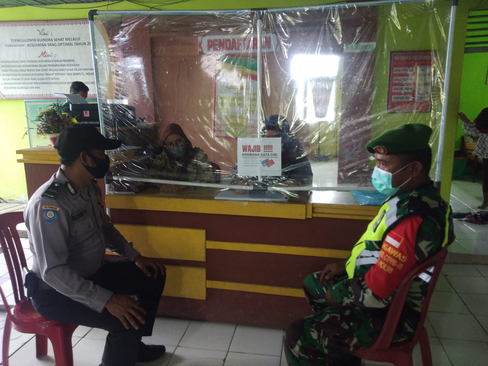 Babinsa 04/Kuindra dan Bhabinkamtibmas Serta Nakes Lakukan Komsos Bersama