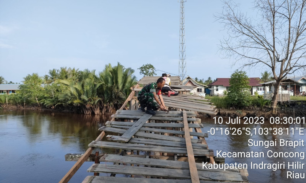 Dengan Kepedulian Yang Tinggi, Babinsa Koramil 04/Kuindra Perbaiki Jembatan Penyebrangan Warga