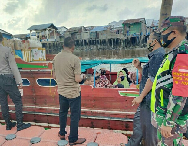 Babinsa Koramil 04/Kuindra Lakukan Penegakan Prokes di Pelabuhan dan Pasar Concong Luar