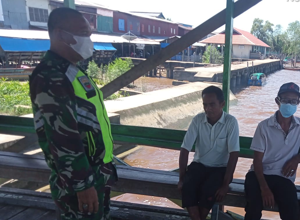 Koramil 04/Kuindra Aktif Lakukan Penegakan Disiplin Prokes di Pelabuhan Kelurahan Sapat
