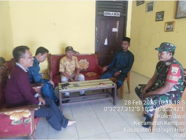 Babinsa Koramil 03/Tempuling Komsos dengan Apdes dan Tomas Terkait Kegiatan Jelang Bulan Suci Ramadhan