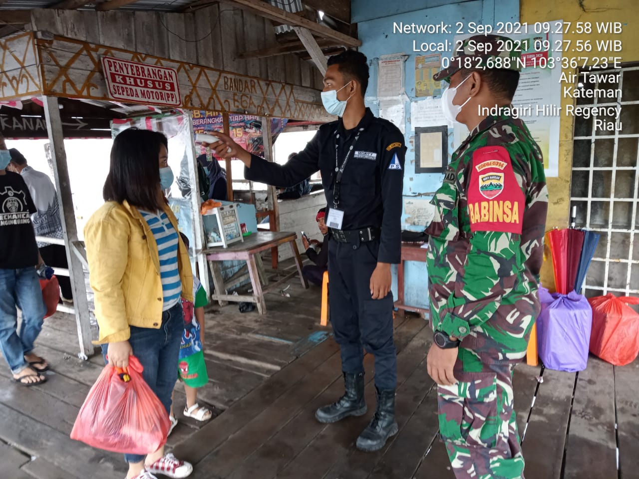 Babinsa Serda Lendi Piter S Komsos Protkes Bersama Warga Desa Air Tawar 