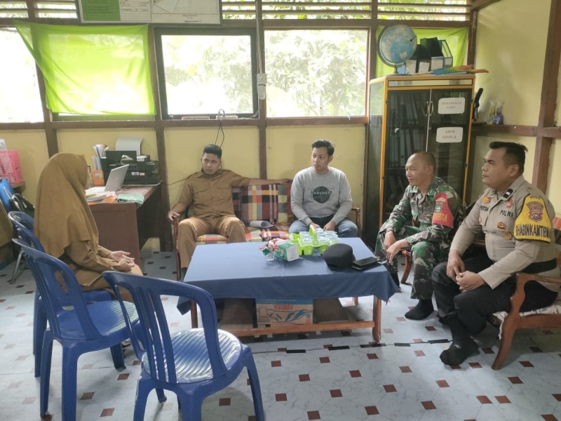 Sinergitas TNI–Polri, Sambangi Kantor Desa untuk Perkuat Kamtibmas