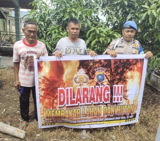 Hadapi Musim Kemarau, Personil Polsek Enok Gencar Berikan Himbauan Kepasa Untuk warga Waspada Karhutla