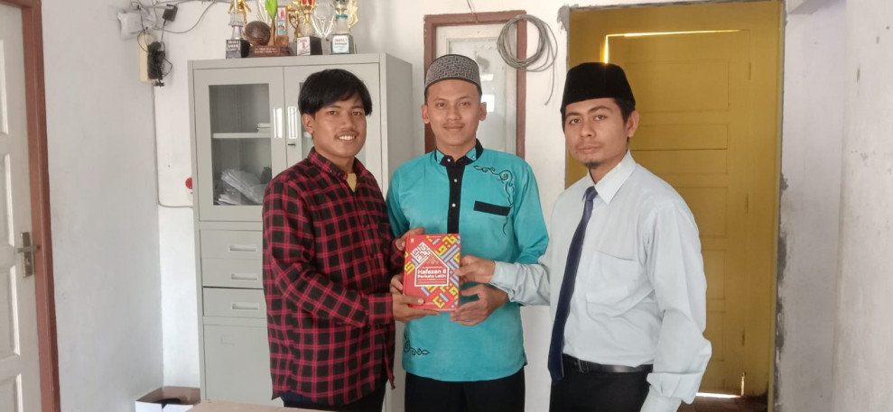 Diamanahkan Oleh Seorang Donatur Dari Makassar, LSM Trisula Meranti Serahkan 100 Al-Qur'an Ke Ponpes