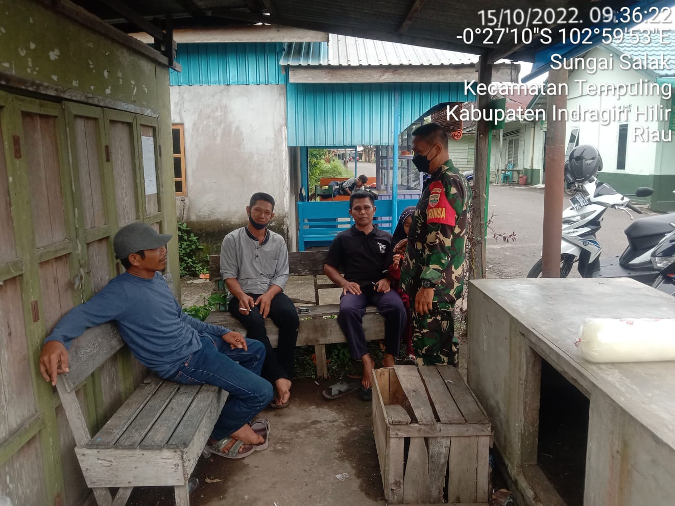 Babinsa Koramil 03/Tempuling Komsos Dengan Ketua RW dan Warga