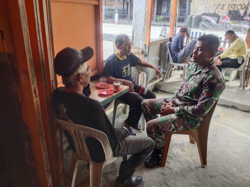 Babinsa Koramil 07/Reteh Jalin Silaturahmi dengan Masyarakat Desa Benteng Utara