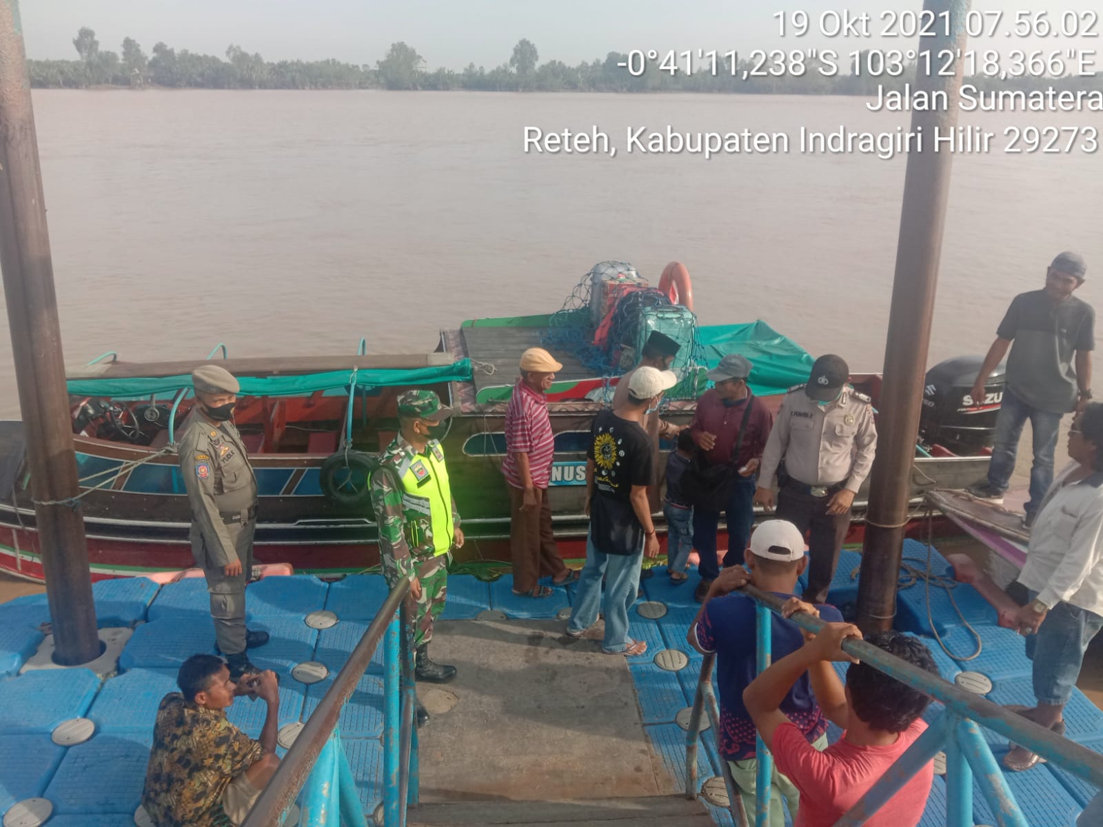 Satgas dan Koramil 07/Reteh Pantau Protkes Terhadap Penumpang yang Naik di Pelabuhan Pulau Kijang