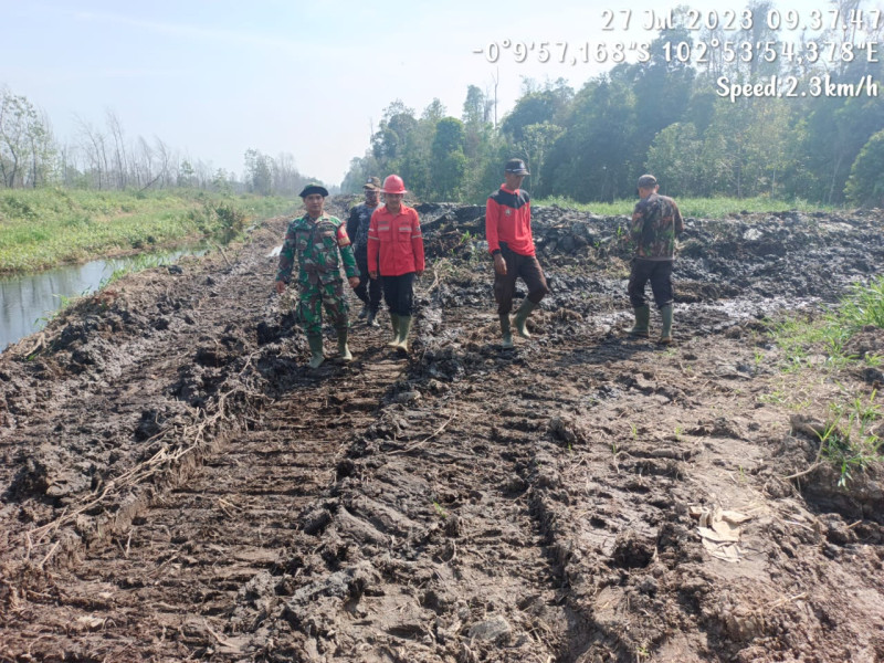 Di Areal PT dan Lahan Masyatakat, Babinsa 05/Gas Praka Chandra Manto dan Warga Rutin Lakukan Patroli Karlahut