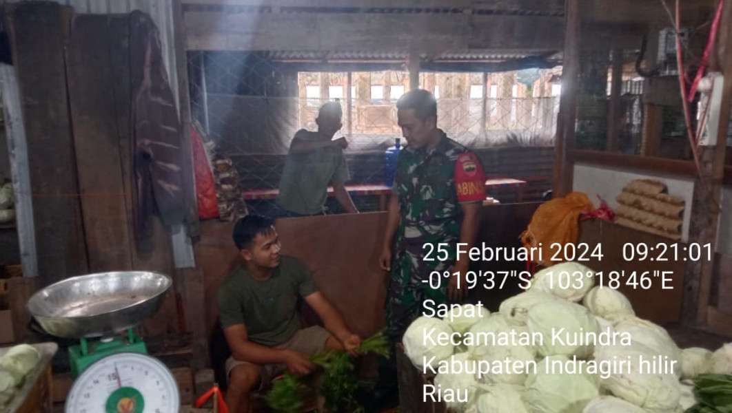 Himbauan Untuk Jaga Kebersihan Lingkungan Bersama Babinsa Koramil 04/Kuindra Dengan Pedagang