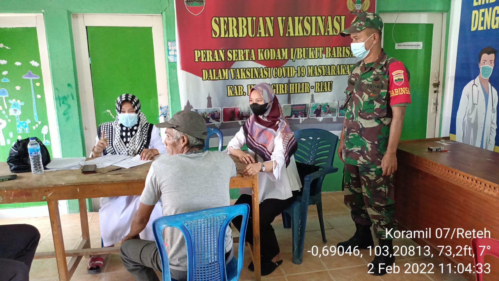 Babinsa Koramil 07/Reteh Jajaran Kodim 0314/Inhil Rutin Dampingi Vaksinasi untuk Pelajar