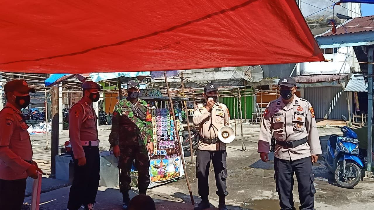 Pasar Menjadi Sasaran Rutin Koramil 14/Kapenuhan Himbau Prokes, Sukseskan TMMD Ke-110 Kodim 0313/Kam