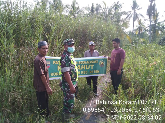 Serda Wahyudin Melakukan Sosialisasi dan Patroli Karhutla di Parit 1 Kelurahan Pulau Kijang