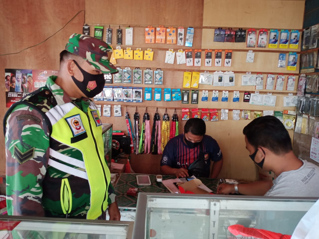 Babinsa Koramil 04/Kuindra Kembali Lakukan Penegakan Prokes di Concong Luar