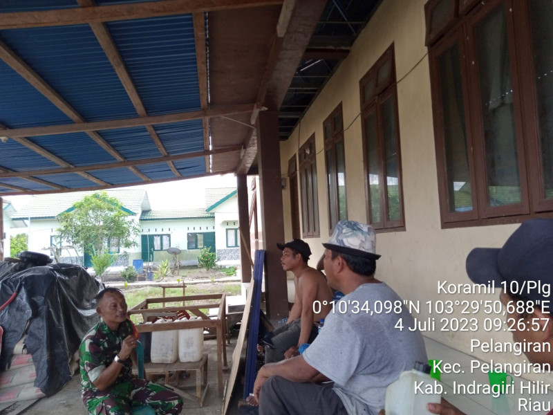 Jalin Keakraban, Babinsa Koramil 10/Pelangiran Wujudkan Rasa Kepedulian Kepada Masyarakat