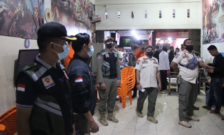 'BANDEL' Tak Patuhi Prokes, Sejumlah Pelaku Usaha di Pekanbaru Diberi Surat Teguran, Kursi Disita