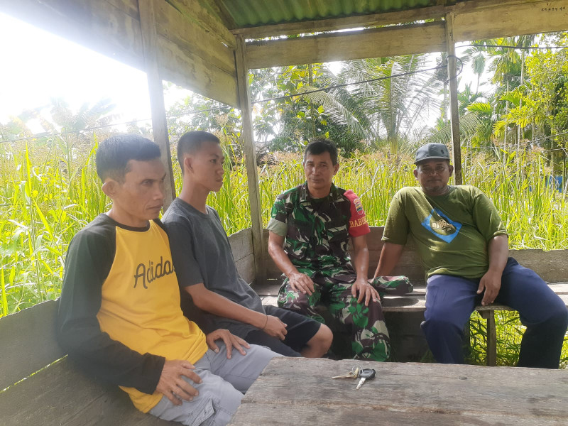 Ciptakan Silaturahmi Melalui Komsos, Koramil 07/Reteh Bersama Masyarakat Agar Dapat Mengenal Lebih Dekat