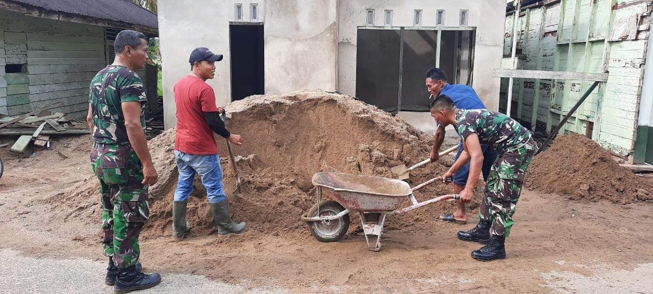 Anggota Koramil 03/Tpl Dan Warga Binaan Gotong Royong Percepat Bangun Rumah Dinas
