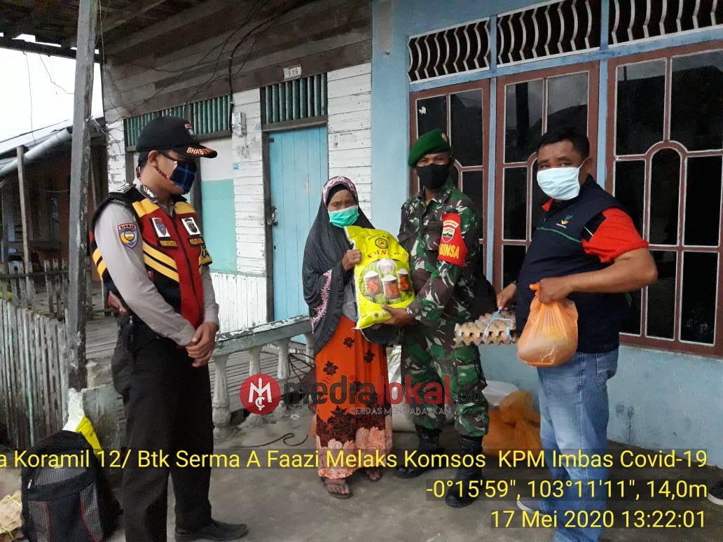 Serma A Fauzi Koramil 12/Batang Tuaka bersama Pendamping PKH Salurkan Bantuan untuk Warga 