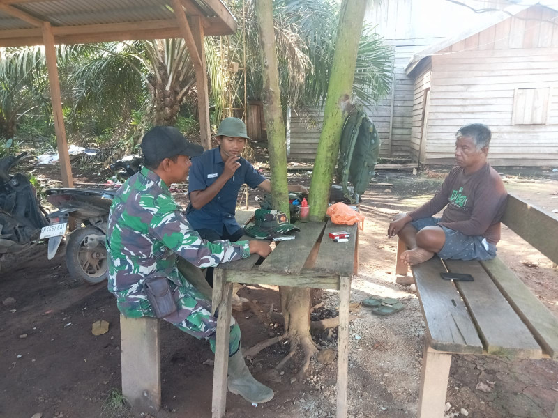 Babinsa 05/Gas Serka Nawawi Komsos Bersama Warga Desa Sungai Iliran