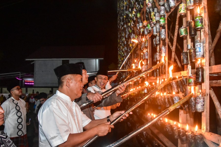 Lestarikan Khazanah 27 Likur, Bupati Bengkalis Resmikan Festival Lampu Colok 2025