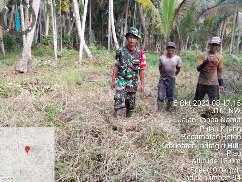 Kepedulian Babinsa Koramil 07/Reteh Terhadap Lingkungan Demi Kesehatan Bersama