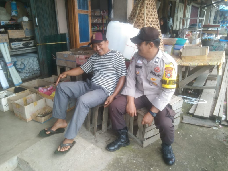 Sampaikan Pesan Kamtibmas Melalui Sambang Warga Bersama Bhabinkamtibmas Desa Simpang Gaung Aipda Safrizal Zufri