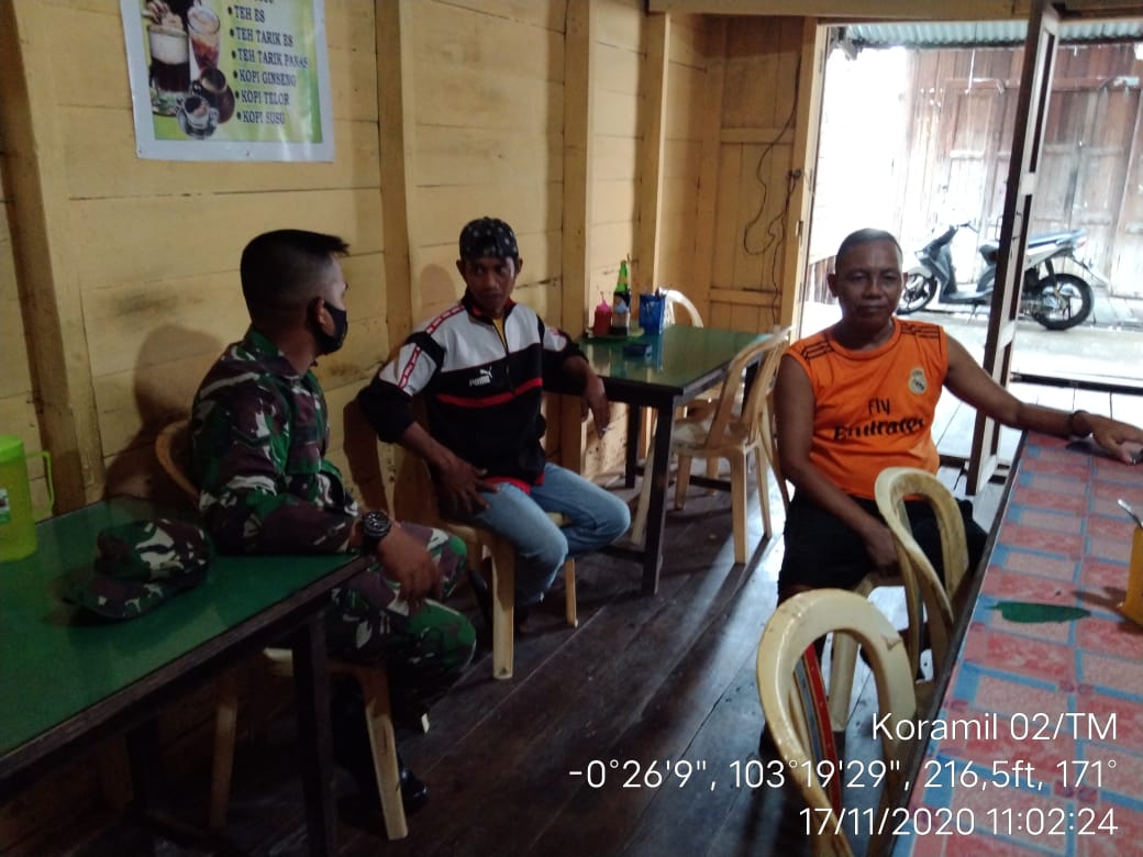 Babinsa Koramil 02/Tanah Merah Komsos dengan Masyarakat