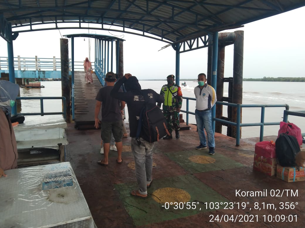 Gencarkan Penegakan Protkes saat Ramadhan, Koramil 02/Tanah Merah Lakukan di Pelabuhan
