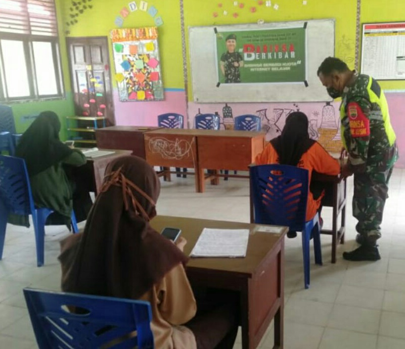 Babinsa Koramil 03/Siak Kodim 0303/Bengkalis Bantu Hotspot Pakai Hp ke Siswa