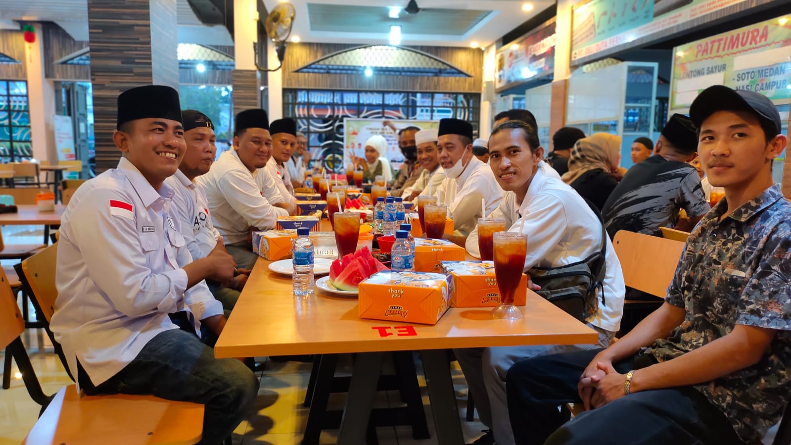 Puasa 28, AJOI Bengkalis Bagi Bagi Takjil, Bukber Dan Beri Santunan Anak Yatim