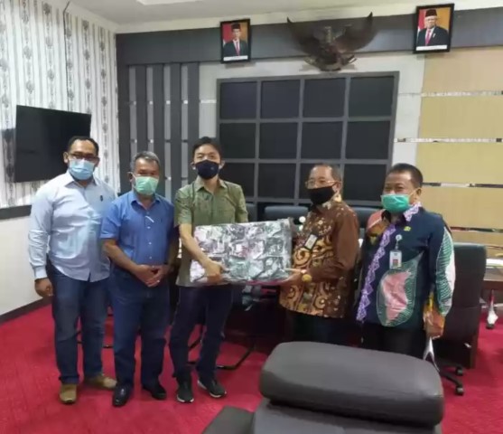 Dukung Arahan Presiden Joko Widodo, PT. Adei P & I Kebun Mandau Serahkan Bantuan Ribuan Masker Kepad