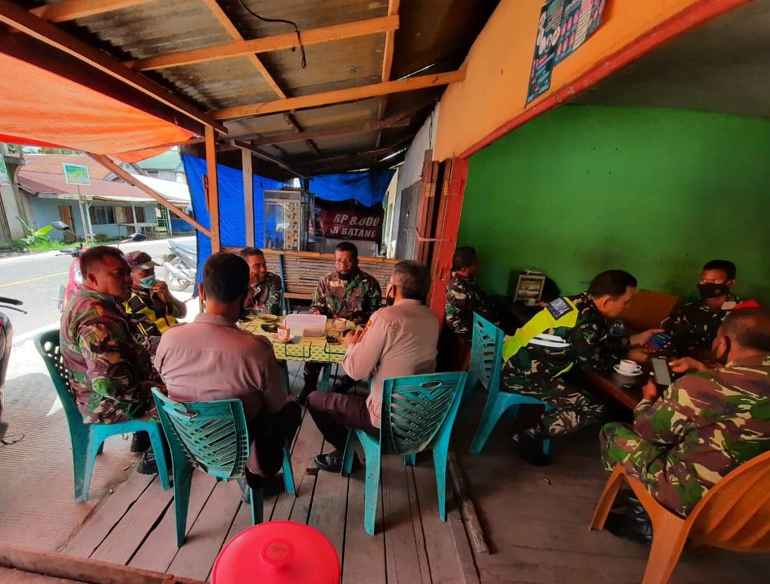 Jalin Sinergitas TNI-Polri, Danramil 03/Tempuling Kodim 0314/Inhil Laksanakan Komsos Dengan Anggota 