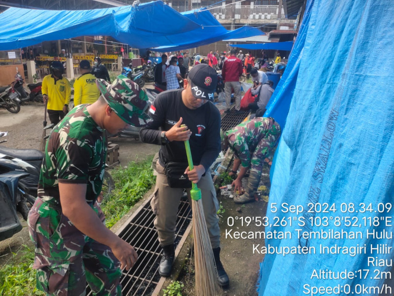 Wujudkan Kenyamanan, Babinsa Kopda Irawan Goro Bersama Masyarakat di Pasar
