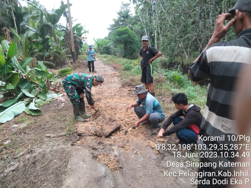 Bersihkan Jalan Lintas Desa, Babinsa Koramil 10/Pelangiran Timbulkan Rasa Kepedulian dan Kedekatan Dengan Masyarakat