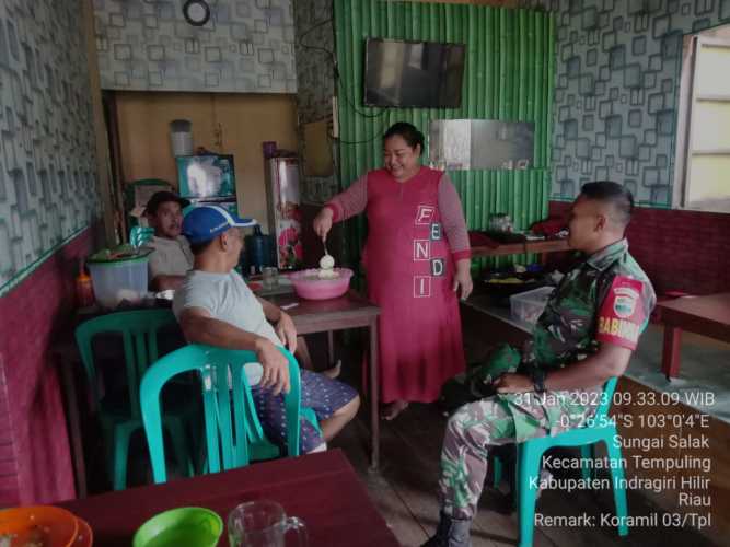 Komsos dengan Warga Binaan Desa Karya Tani Babinsa Koramil 03/Tpl Bangun Hubungan Kerja