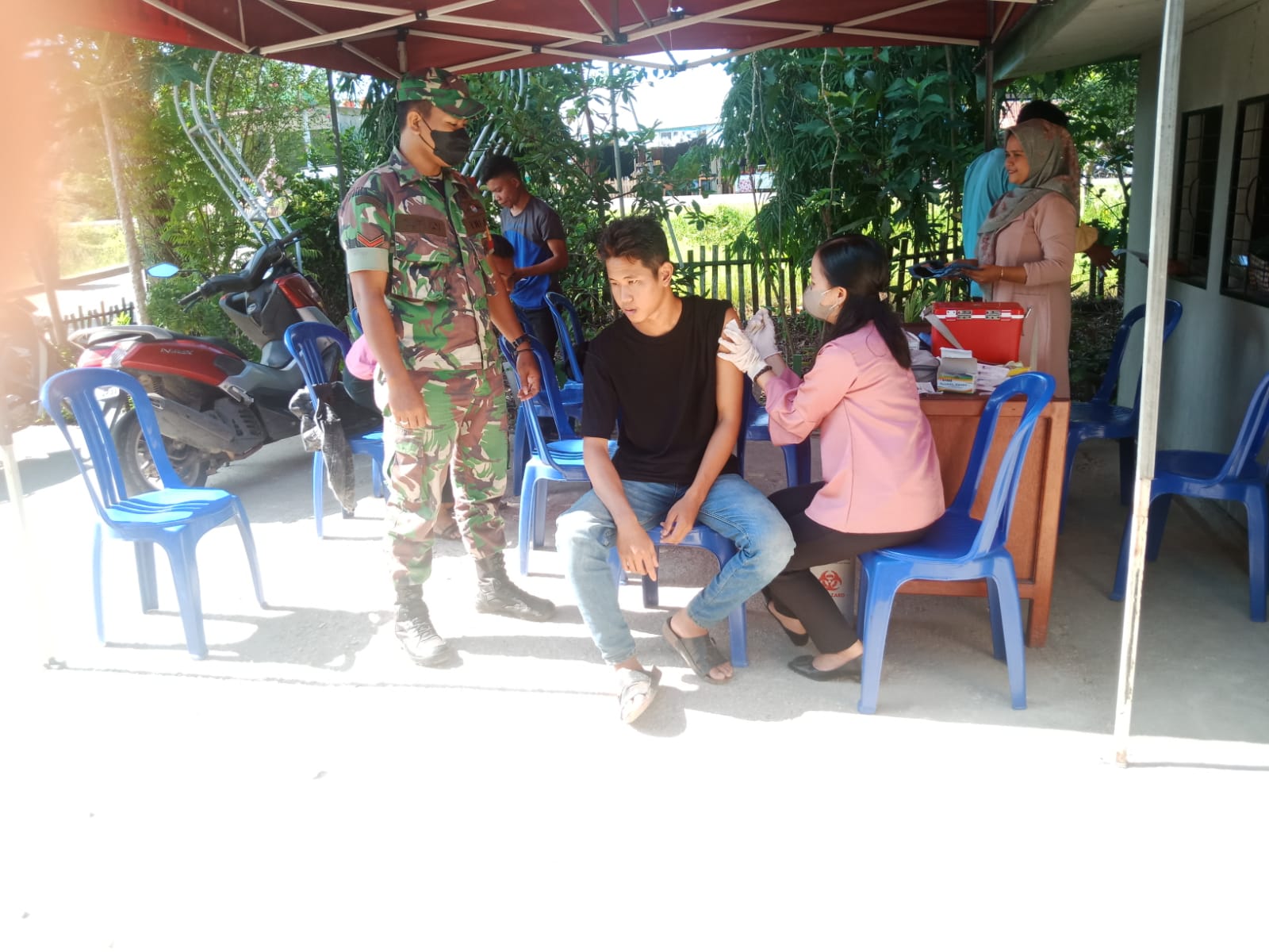 Praka R Hutabarat Babinsa 03/Tempuling Terus Lakukan Pendampingan Vaksinasi Booster