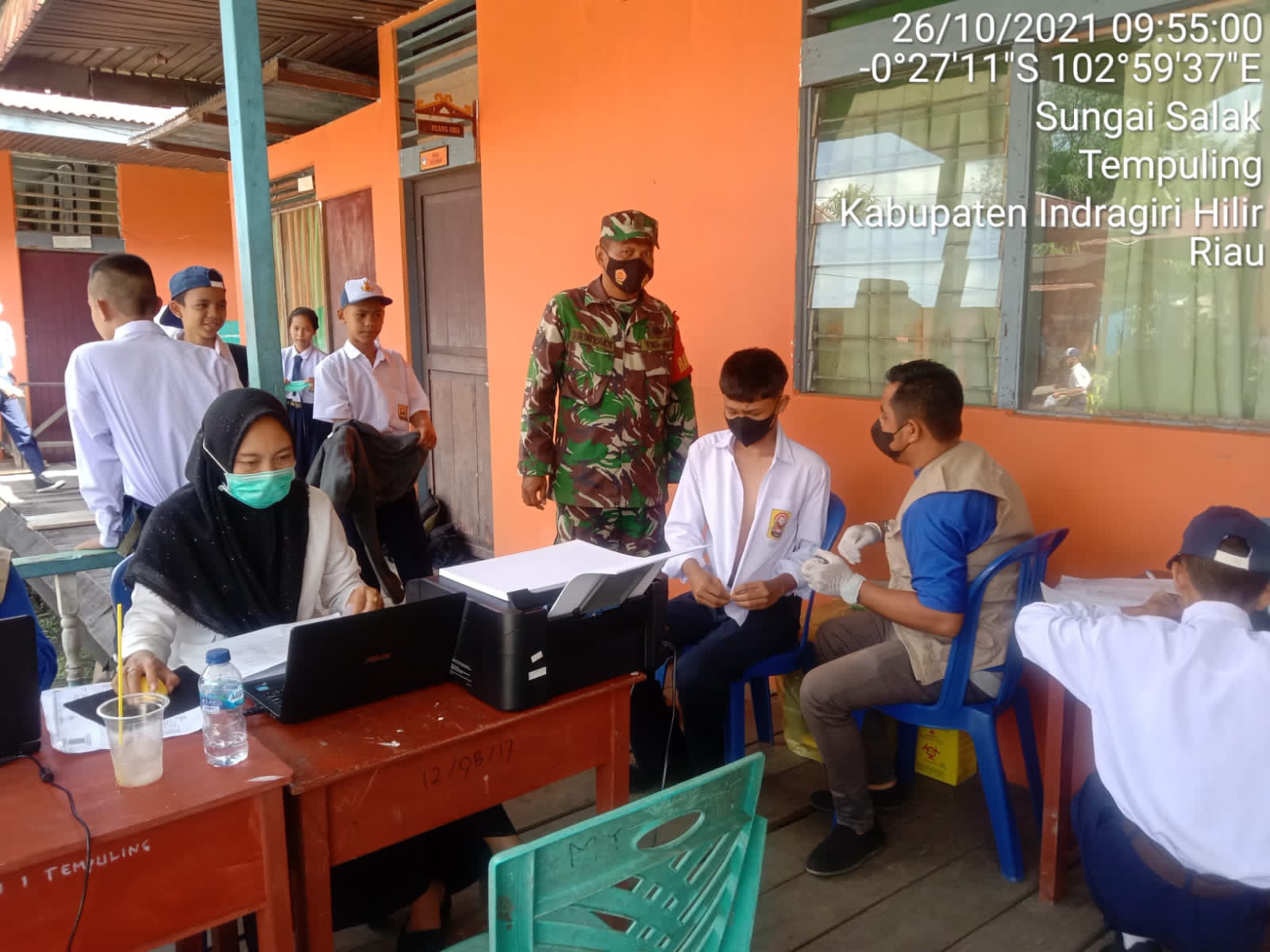 Babinsa Koramil 03/Tempuling Dampingi Vaksinasi Massal Bagi Pelajar SMP