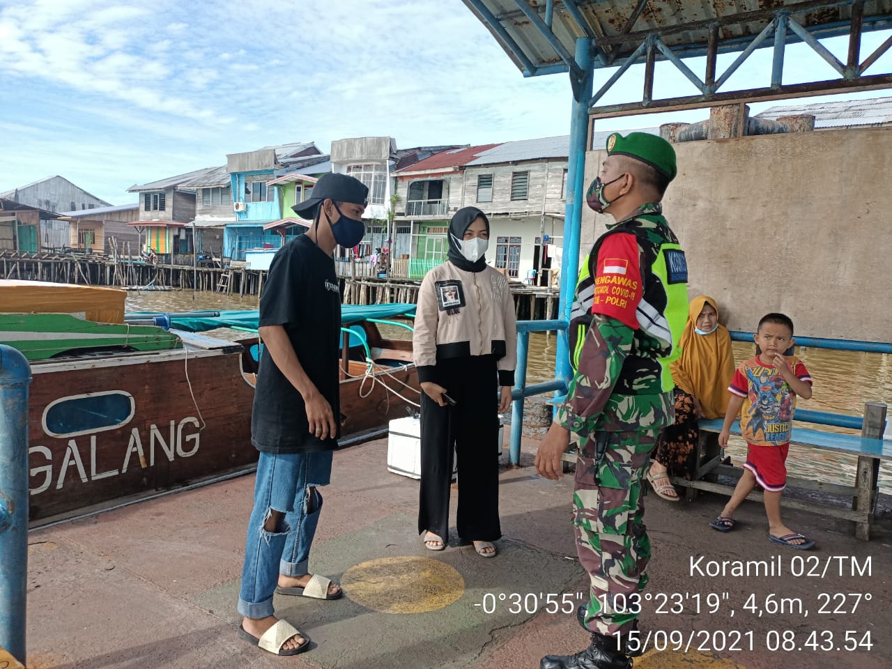 Rutin, Babinsa 02/Tanah Merah Aktif Tegakan Protokol Kesehatan di Pelabuhan