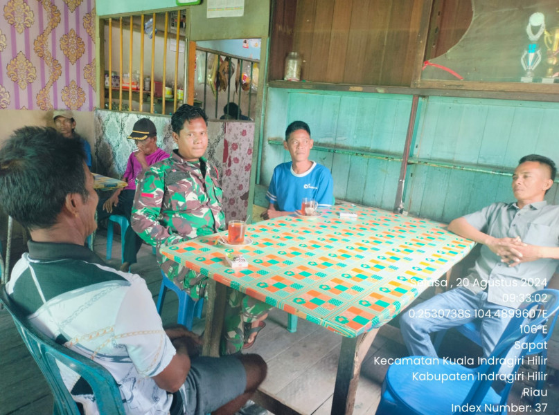 Dengan Komsos, Babinsa Koramil 04/Kuindra Jaga Ketertiban, Ketenteraman Lingkungan