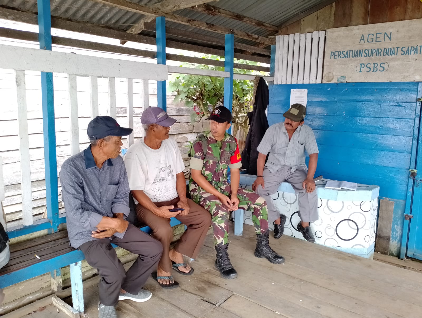 Saling Peduli Terhadap Lingkungan, Babinsa Koramil 04/Kuindra Ajak Masyarakat Lakukan Komsos