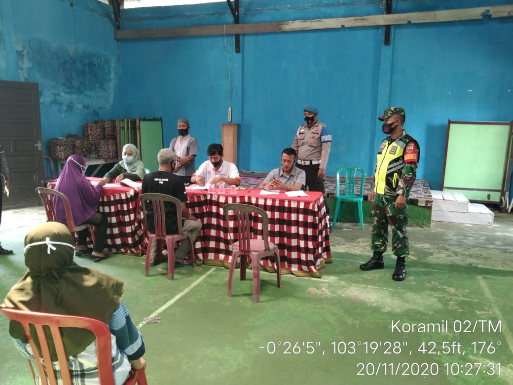 Terus Bergerak, Babinsa Koramil 02/Tanah Merah Kawal Penyaluran BST di Desa Tanjung Baru