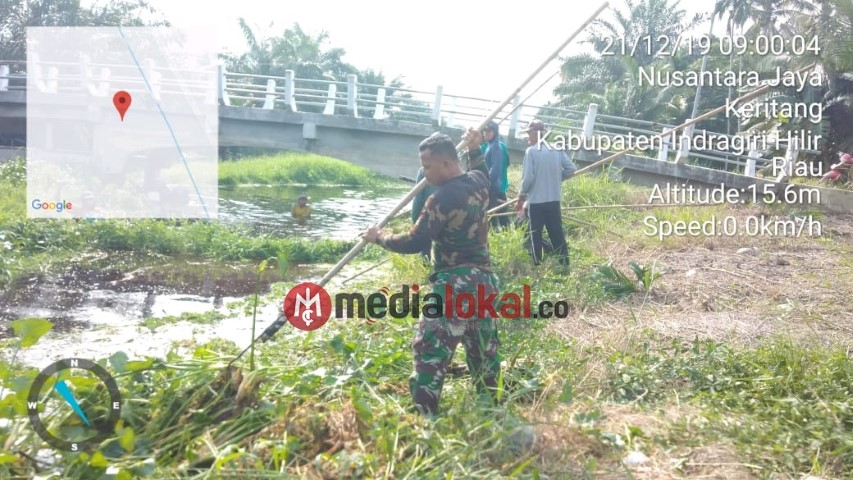 Danpos Keritang Koramil 09/Kemuning Laksanakan Goro Pembersihan Kanal Desa Nusantara Jaya