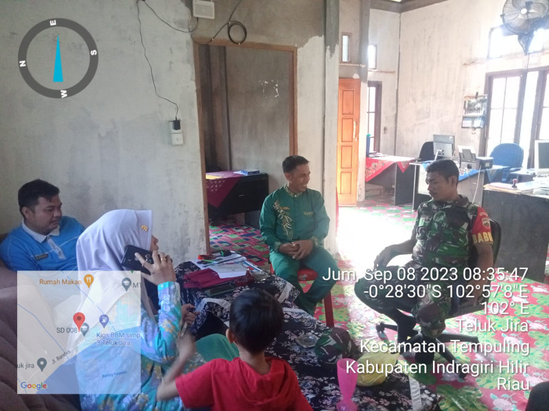 Babinsa 03/Tpl Komsos Bersama Perangkat Desa dan Warga Desa Teluk Jira