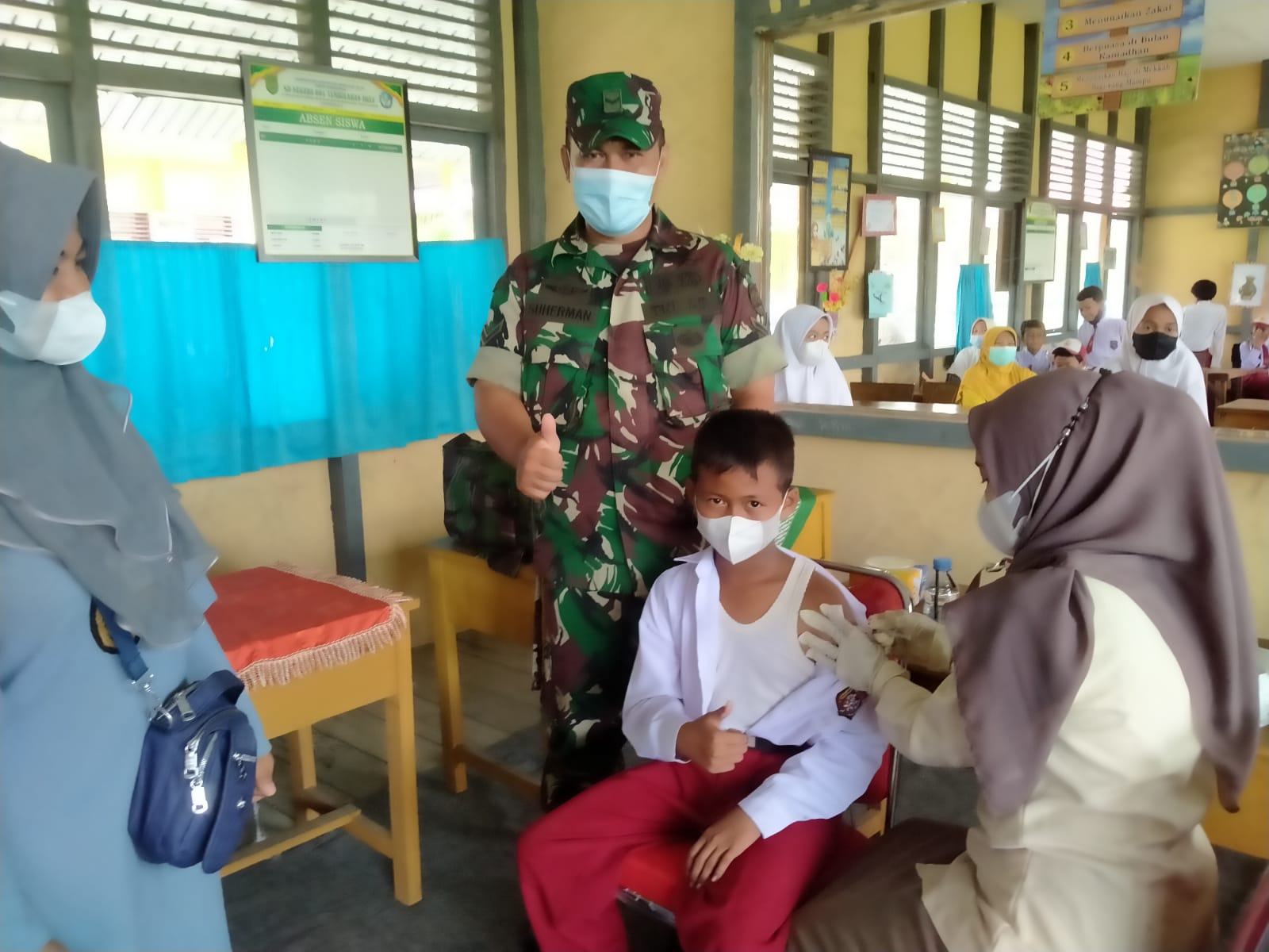 Upaya Percepatan Vaksinasi, Tim Vaksinator Polkes Kodim 0314/Inhil Terus Tingkatkan Vaksinasi