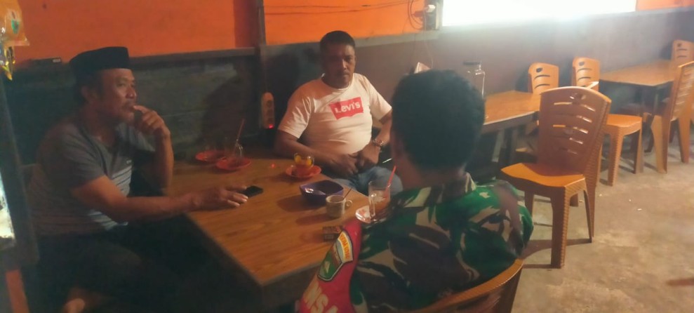 Dengan Komsos, Babinsa Koramil 07/Rth Tingkatkan Rasa Persaudaraan Antar Sesama