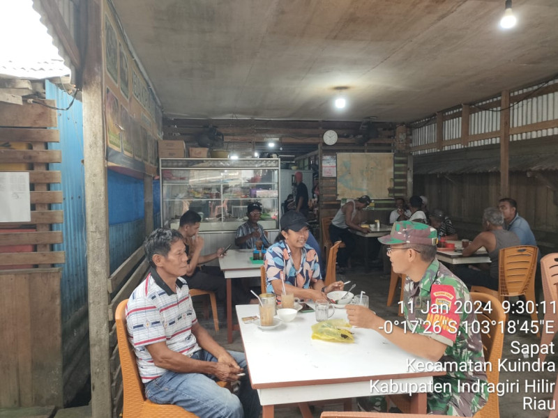 Ciptakan Saling Tolong Menolong Melalui Komsos Babinsa Koramil 04/Kuindra